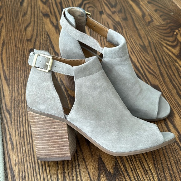 Arturo Chiang ‘Cordeliah' Split Shaft Peep Toe Suede Bootie. Stacked heel. Sz 9 - Picture 2 of 8